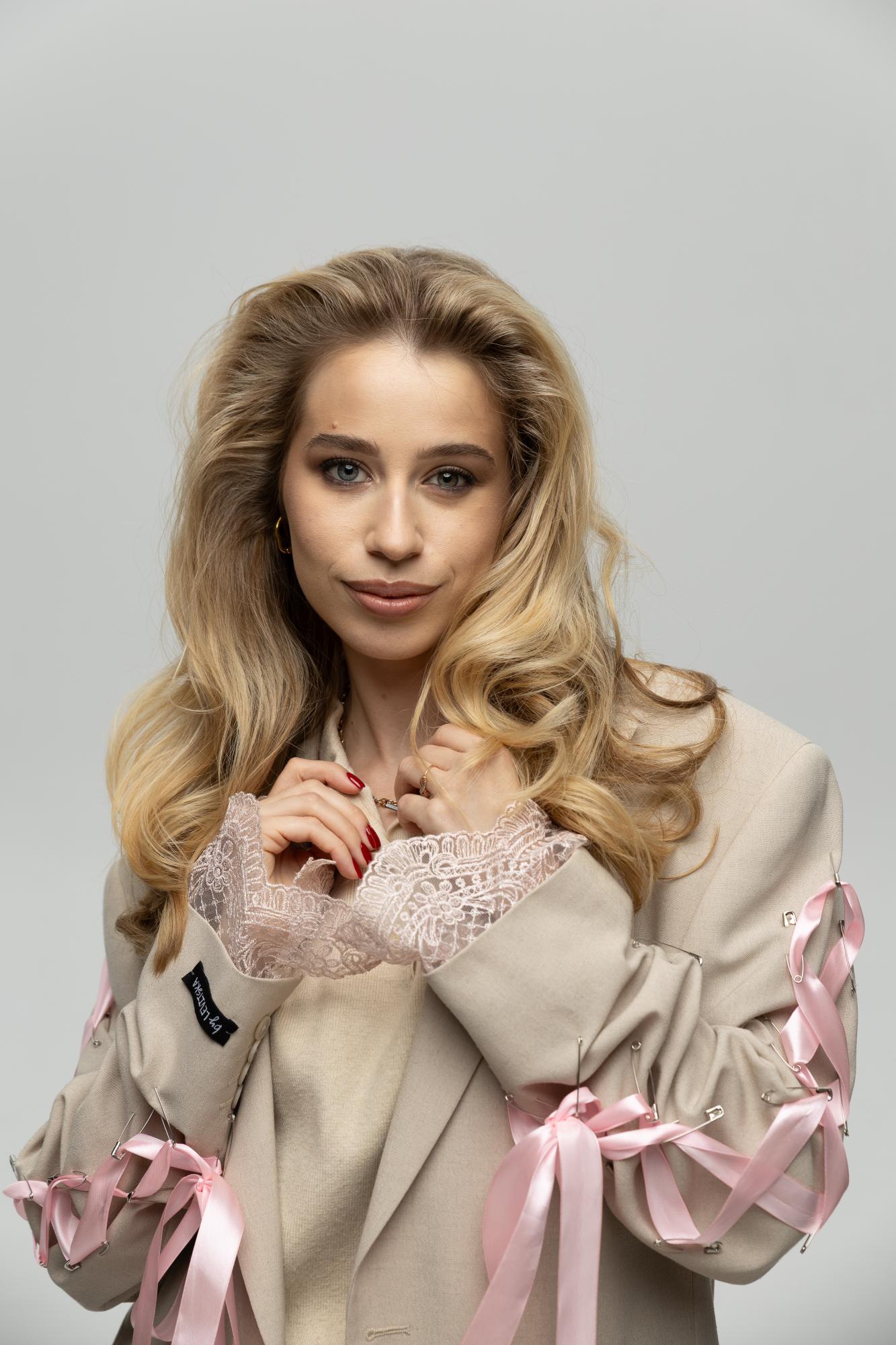 Від Barbie до парфумів Dior: що знаходили під подушкою українські зірки на День Святого Миколая